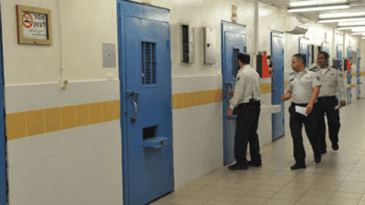 פרסום ראשון: מחבל ניסה לדקור קצין בכלא אשל ונשך קצין נוסף