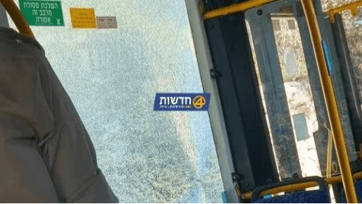 הטרור נמשך: נזק לאוטובוס בפיגוע אבנים סמוך לגוש עציון