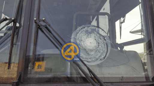 הטרור נמשך: שמשת אוטובוס נופצה בפיגוע אבנים בצומת אל חאדר