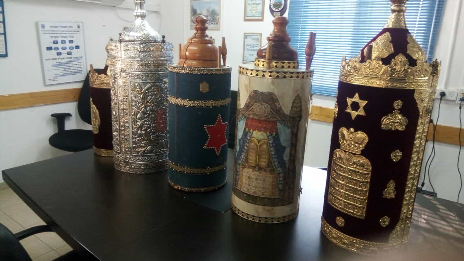 פרדס חנה מכניסה ספר תורה לזכר הלוחם אורי לוקר ז"ל