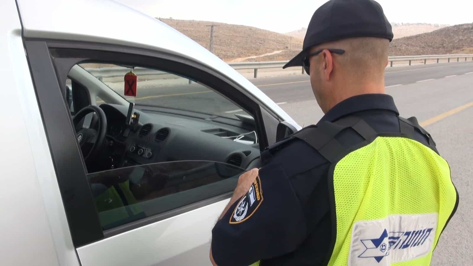 פרסום ראשון: שני שוטרים הותקפו על ידי בדואים מתל שבע לאחר שניסו לרשום דו"ח לרכב