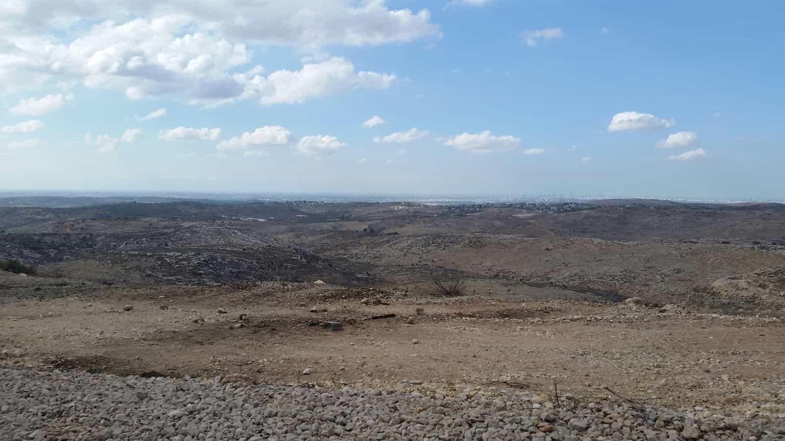 סביב השעון: נזק לרכב בפיגוע אבנים סמוך לדיר ניזאם