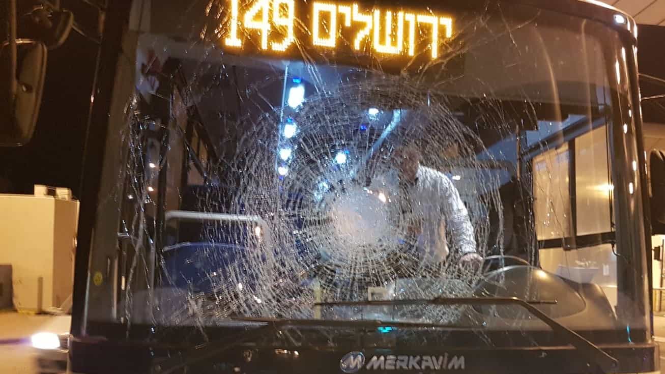 פצועים קל ונזק כבד לאוטובוס בפיגוע אבנים סמוך לחיזמא