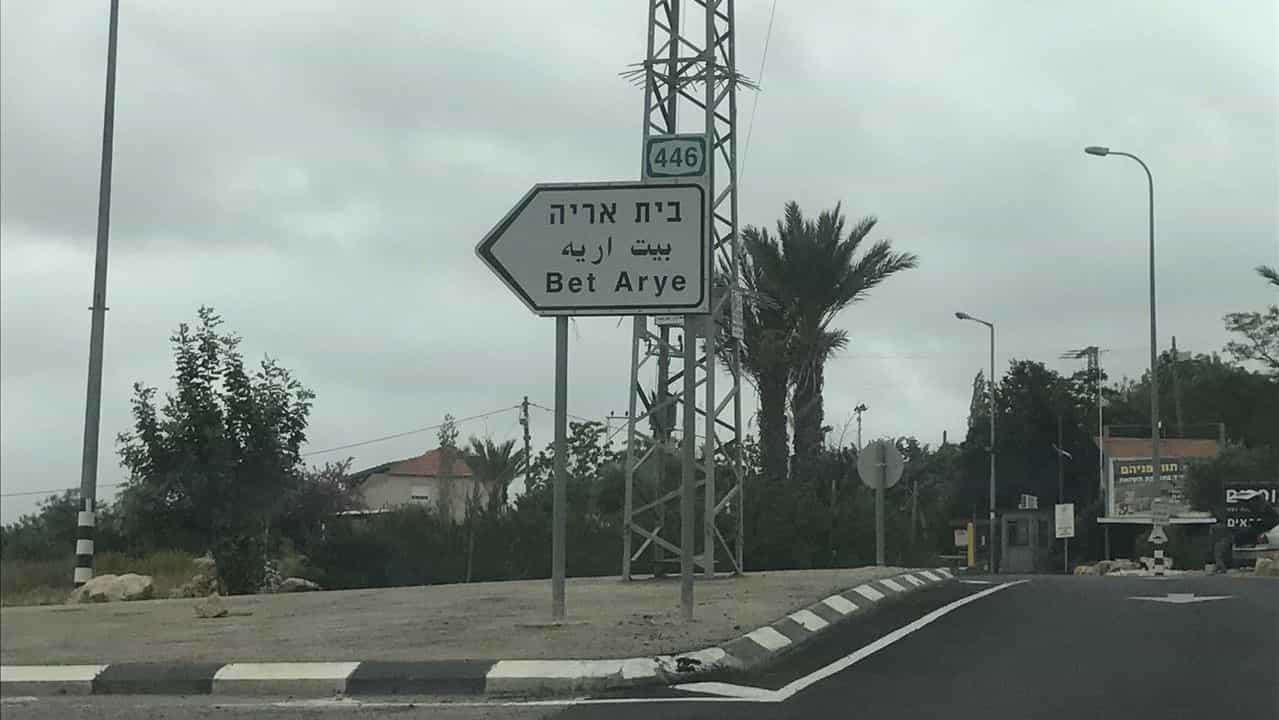 הטרור בדרכים: ערבים גרמו לרכבים לעצור בצד הדרך, יצאו וניסו לתקוף את הנהגים