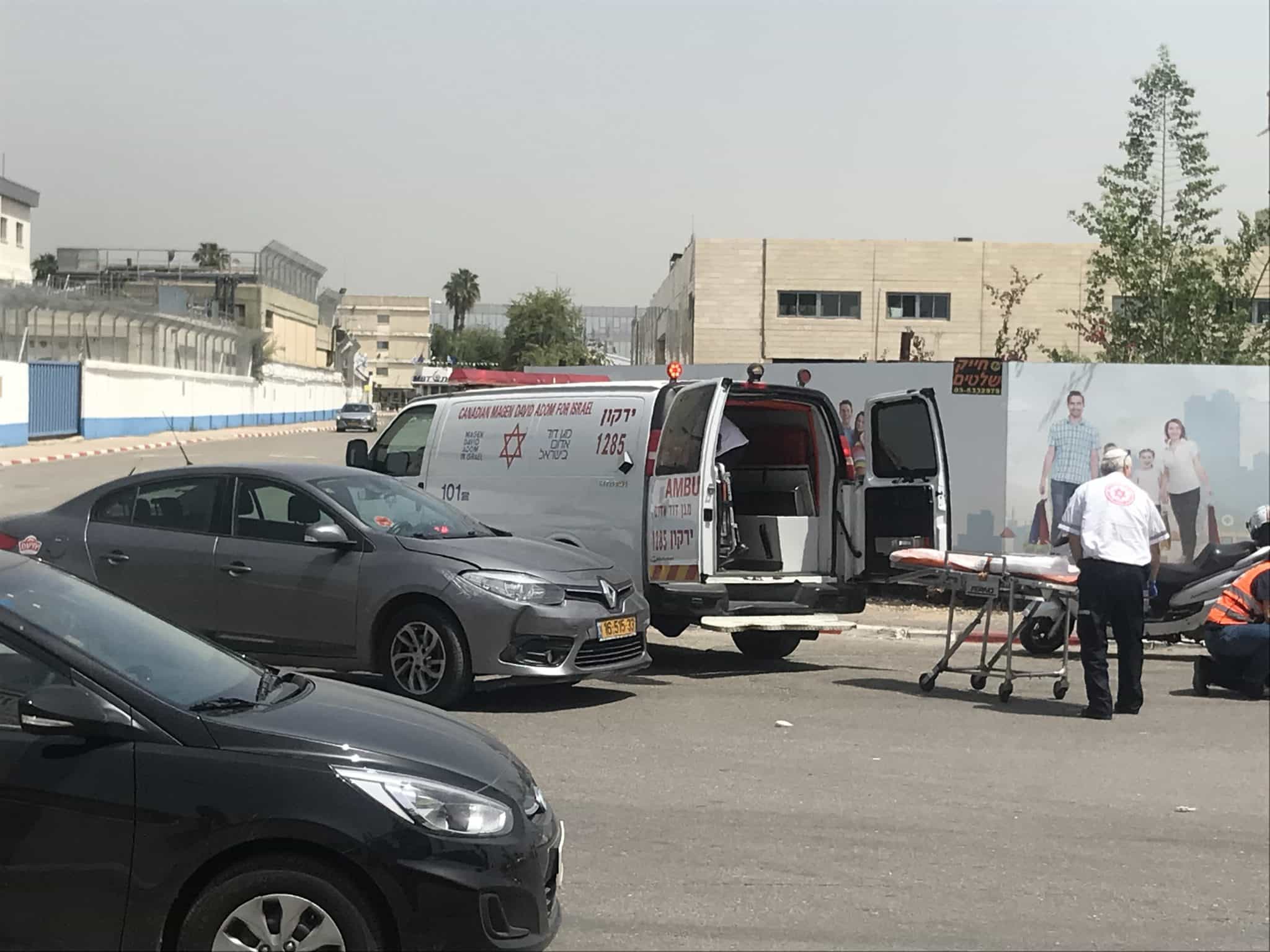 פועל נפל מגובה במועצה האזורית עמק חפר ונפצע באורח בינוני