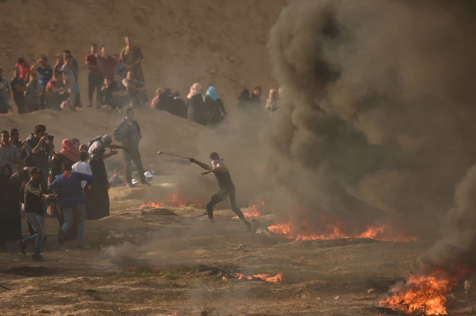 מאות מחבלים מתפרעים לאורך גדר המערכת בעזה ומשליכים מטעני חבלה לעבר כוחותינו