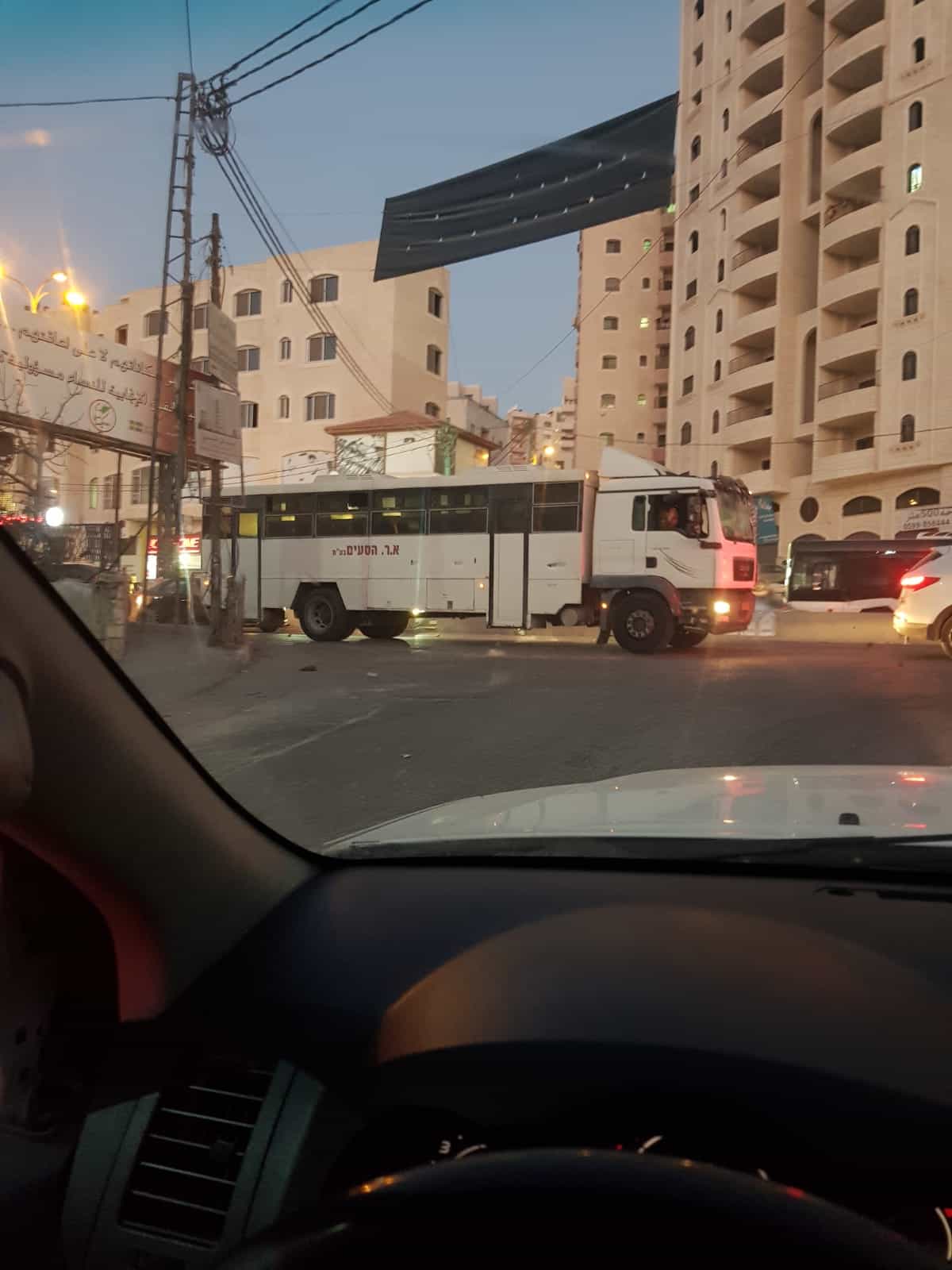 טיולית צה"לית נכנסה בטעות לקלנדיה. כוח מג"ב הצליח לחלצה - 5 חיילים והנהג נפצעו קל (תיעוד)