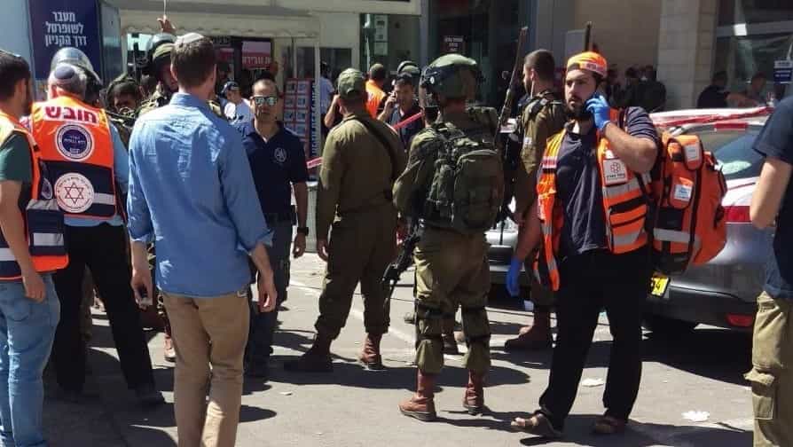 בן 40 נרצח בפיגוע דקירה בצומת גוש עציון. המחבל נורה ונוטרל (תיעוד)