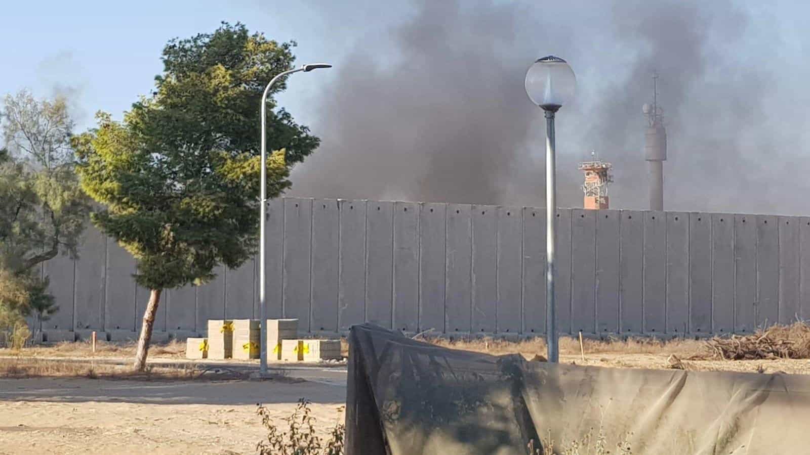 חשיפה: הקאות וקשיי נשימה - ילדים בכרם שלום סובלים משריפות הצמיגים ומרימוני גז