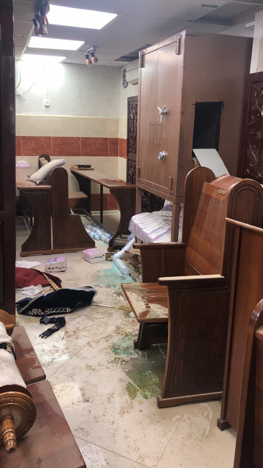 פריצה מזעזעת וחילול הקודש: ארבעה ספרי תורה הופשטו, הקלפים הושלכו לחצר