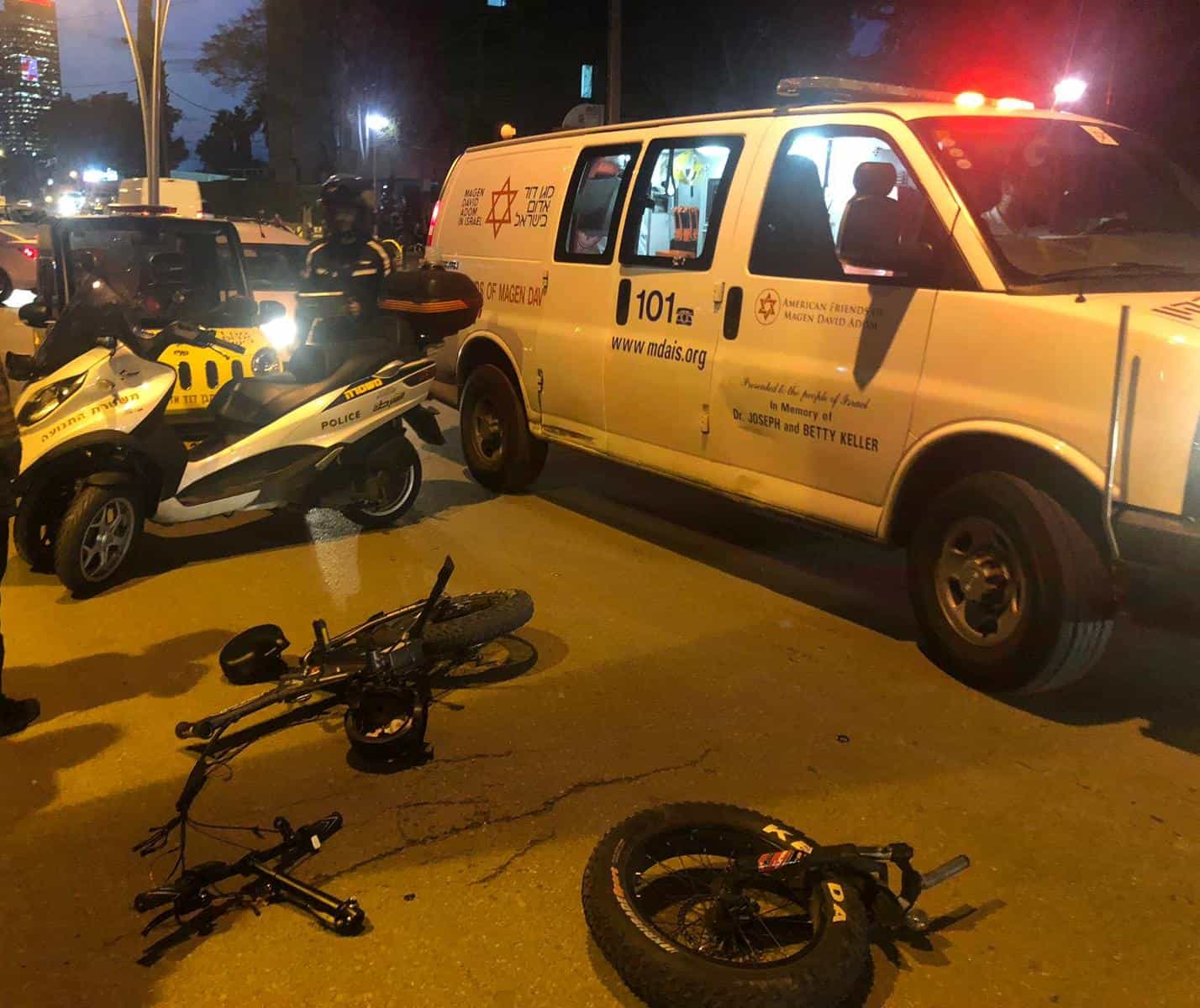 רוכב אופניים חשמליים נפצע בינוני בתאונת דרכים באלעד