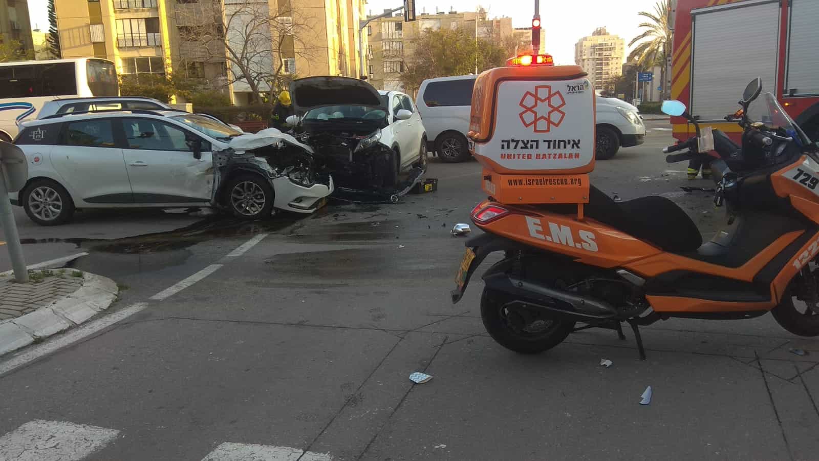 שני נפגעים באורח קל בתאונת דרכים בחולון