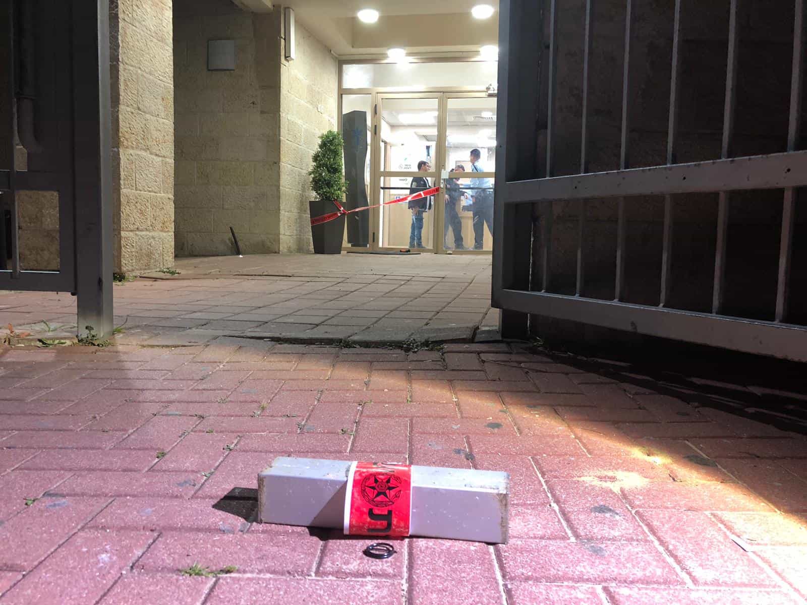 רימון הלם הושלך לתוך לובי של בניין בחולון - אין נפגעים