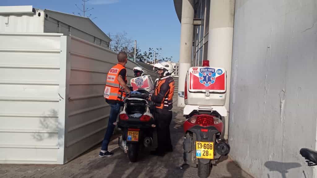 פועל נפל מגובה באתר בניה ברמת גן ונפצע באורח קשה