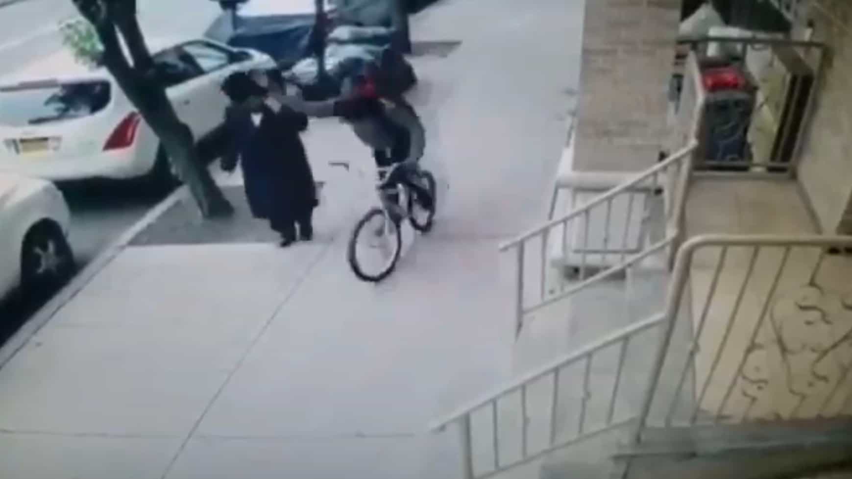 תיעוד כואב ומכעיס: צפו בחרדי מותקף בברוקלין על רקע היותו יהודי