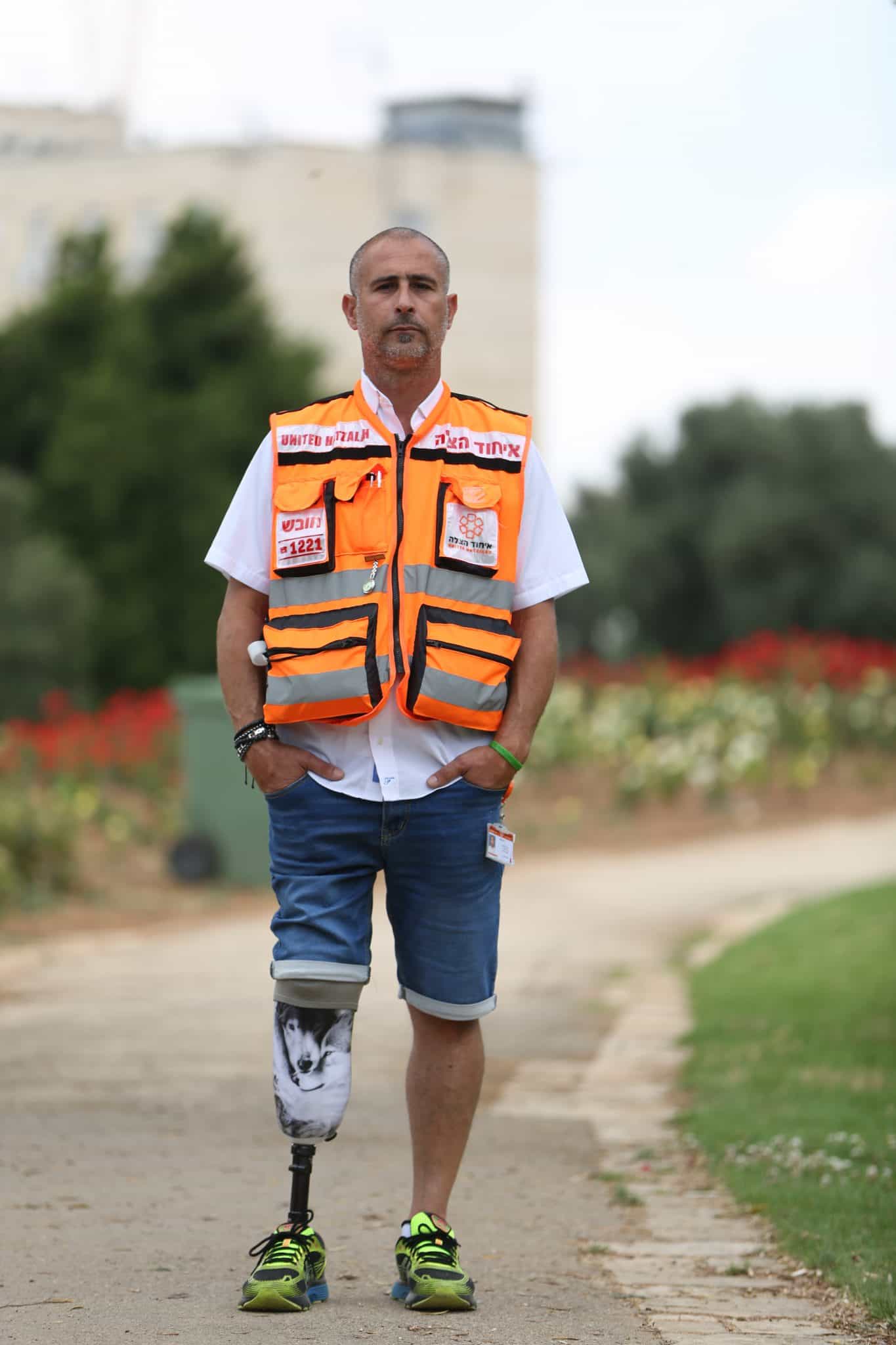 למרות שרגלו נקטעה, אליהו אלמוזנינו ממשיך לרוץ ולהציל חיים