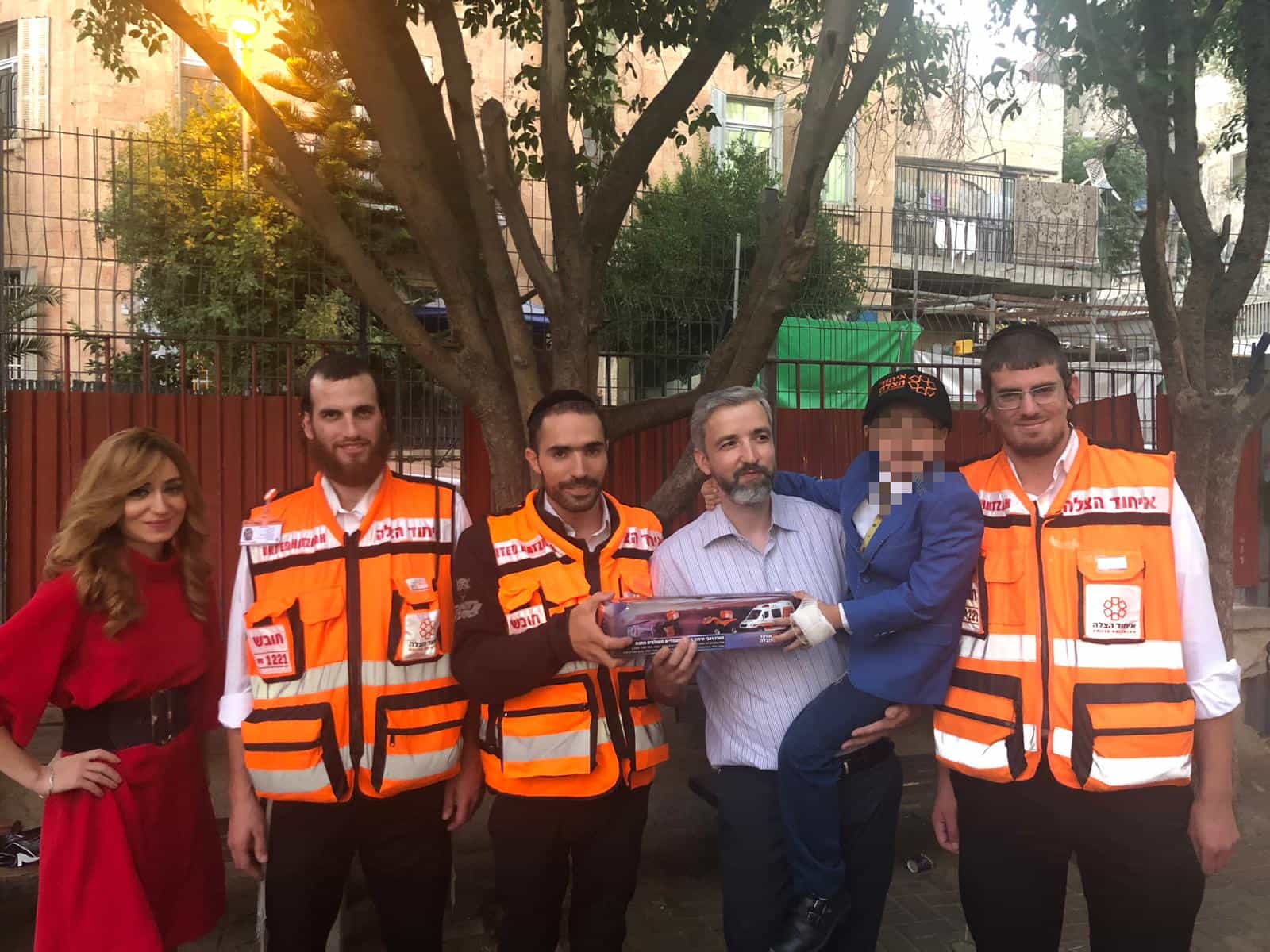 הילד שחזר לחיים לאחר שהתחשמל פגש את המתנדבים שהצילו את חייו