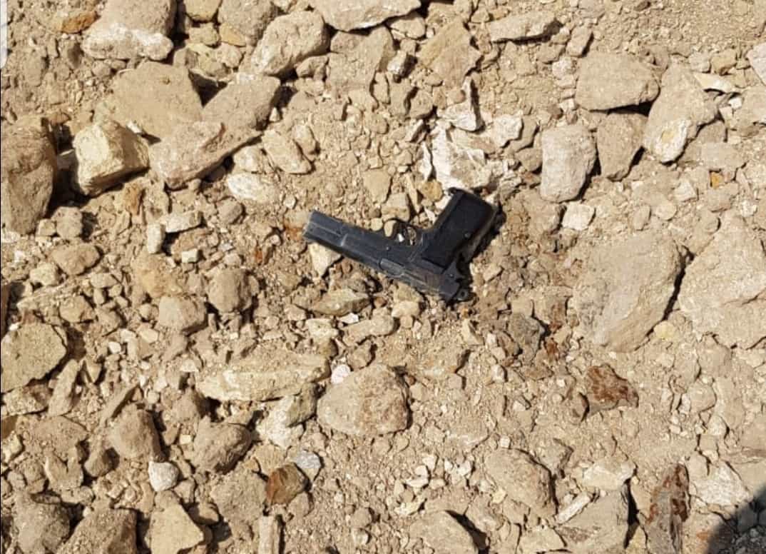 המשטרה תפסה אקדח באום אל פאחם - שלושה ערבים נעצרו בחשד לתקיפת שוטרים