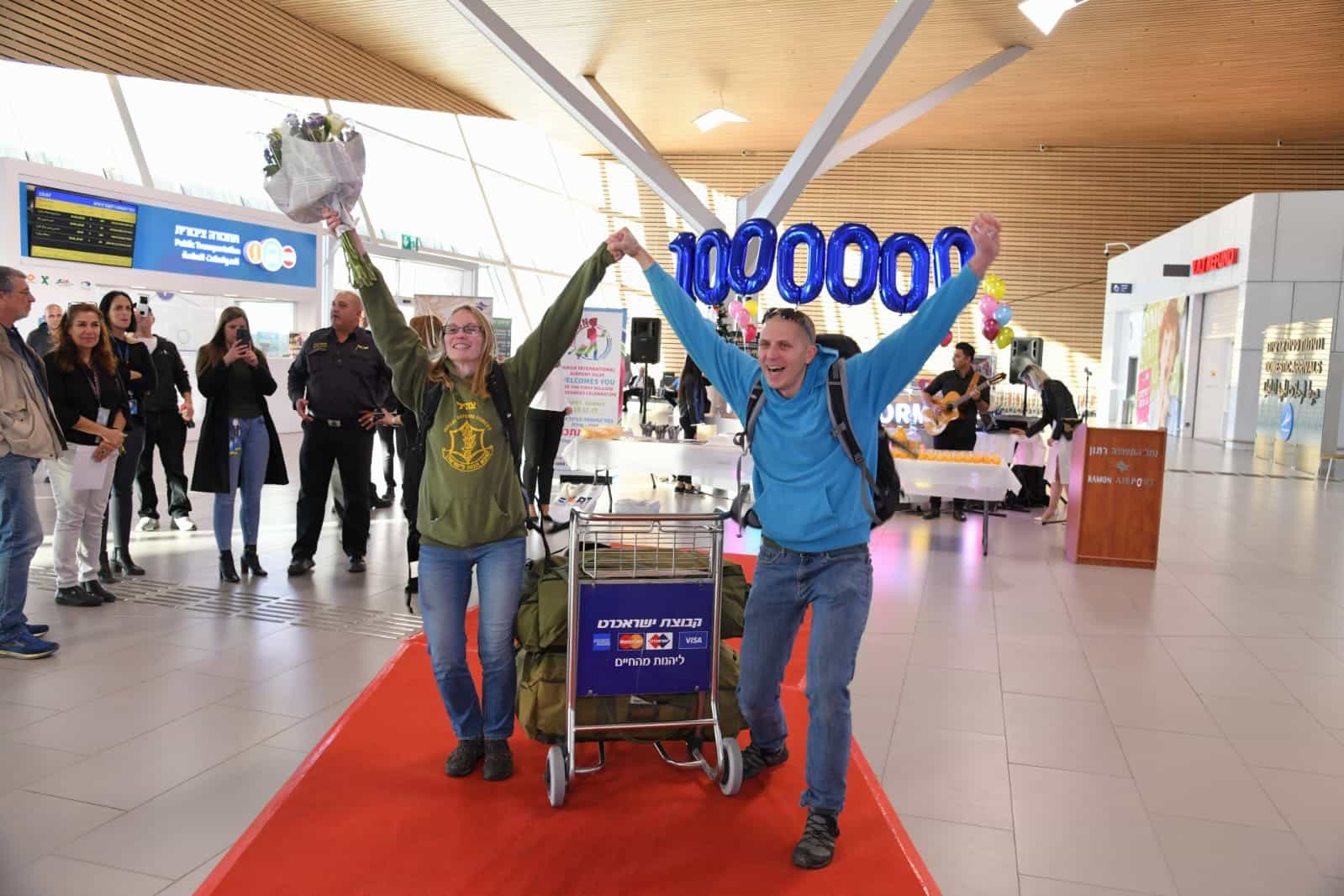 הנוסע המיליון התקבל בשדה התעופה הבינלאומי החדש "רמון"
