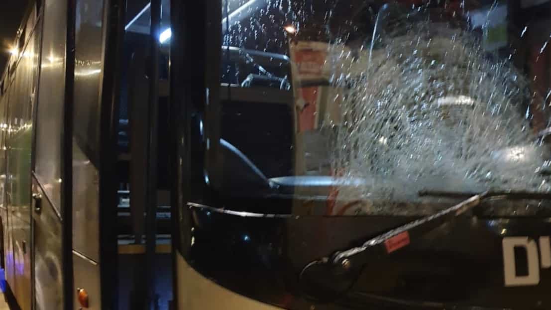 נזק לאוטובוס ולרכב בפיגוע אבנים סמוך לקריית ארבע, גם הולכי רגל הותקפו