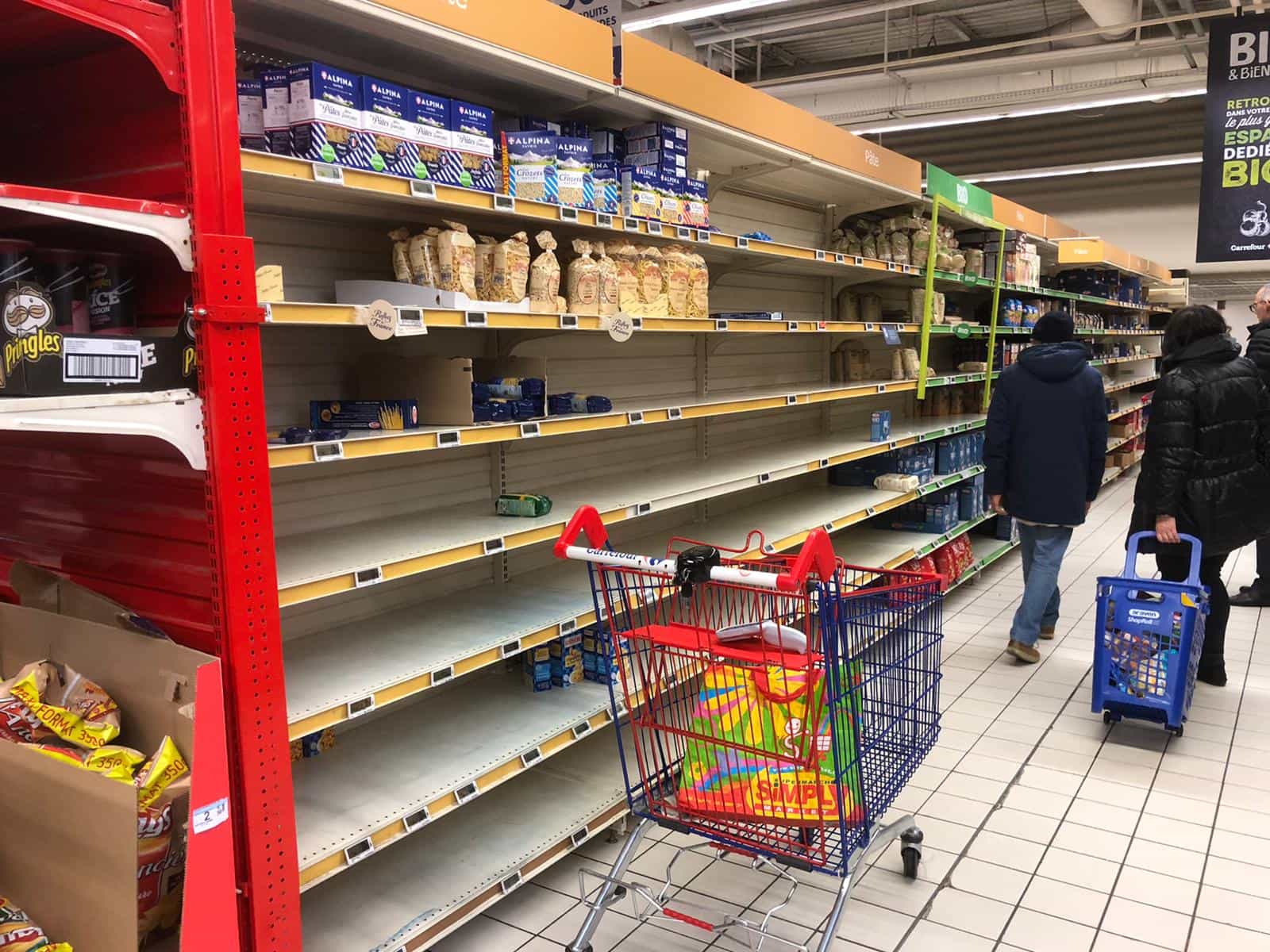 בהלת הקורונה | כתב 0404 מדווח מצרפת - המדפים בסופר רוקנו