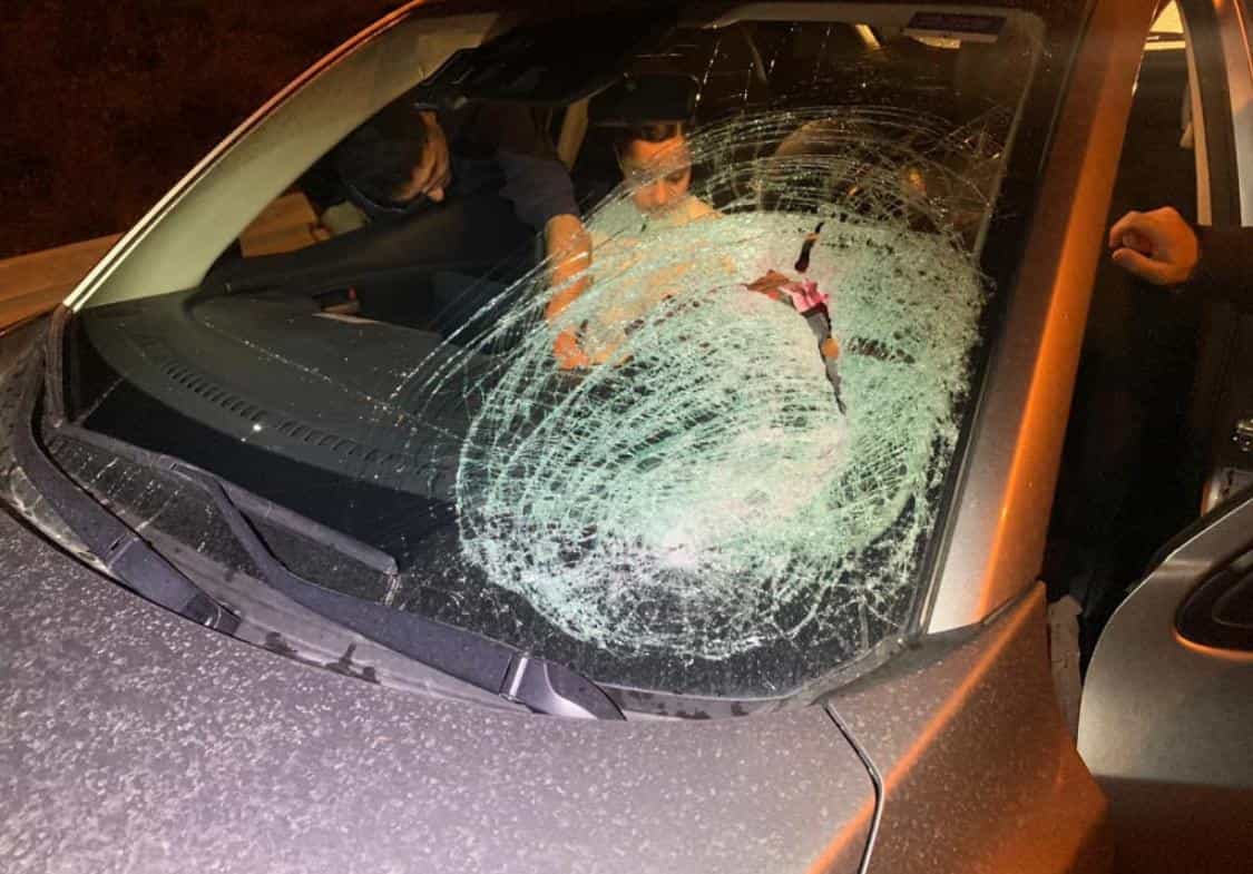 ניסיונות הרצח נמשכים: נזק לכלי רכב בפיגוע אבנים בכביש גוש עציון-חברון