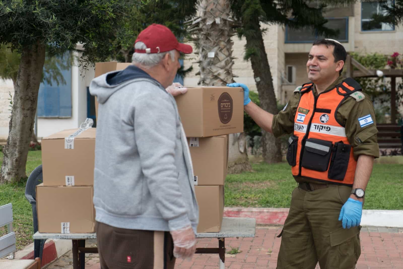 צפו | חיילי פיקוד העורף החלו בחלוקת עשרות אלפי מנות מזון לאוכלוסיות בסיכון