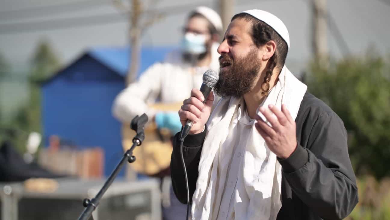יצהר: מאות משפחות בתפילת הלל משותפת כל אחת מביתה | צפו
