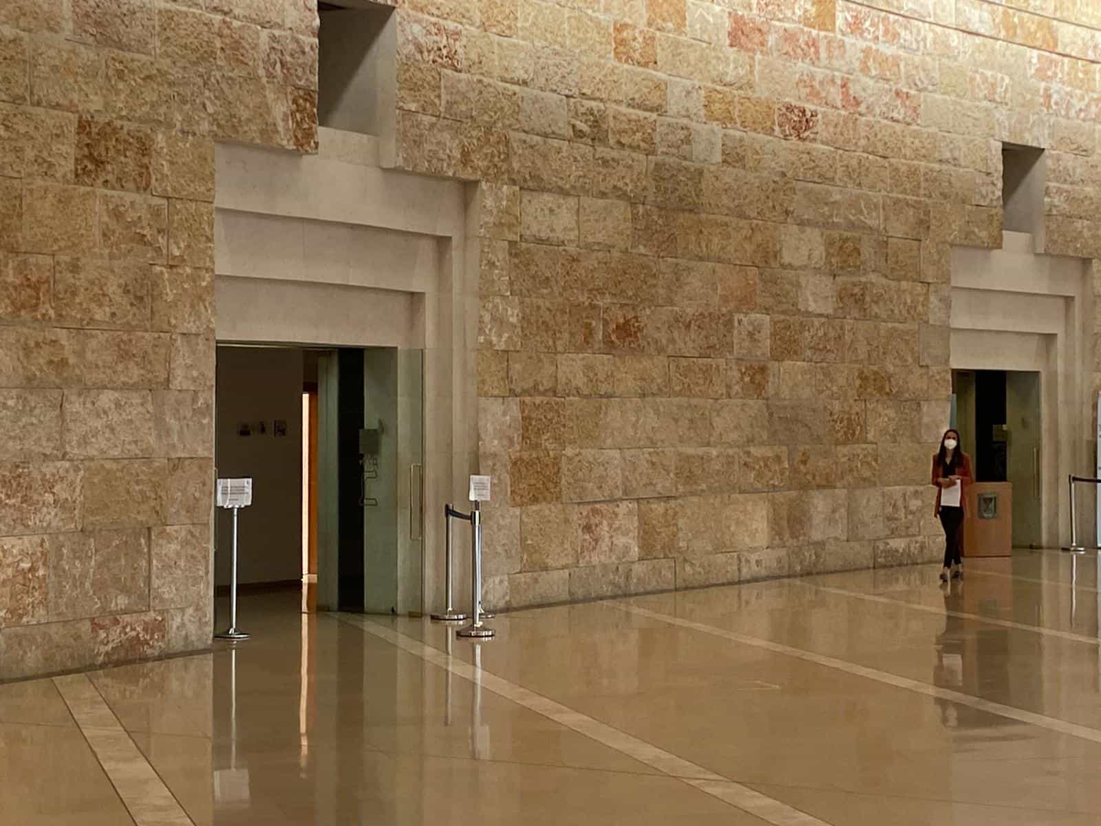איש חיי לילה מוכר בת"א, נעצר בחשד לביצוע עבירות מין במס' נשים
