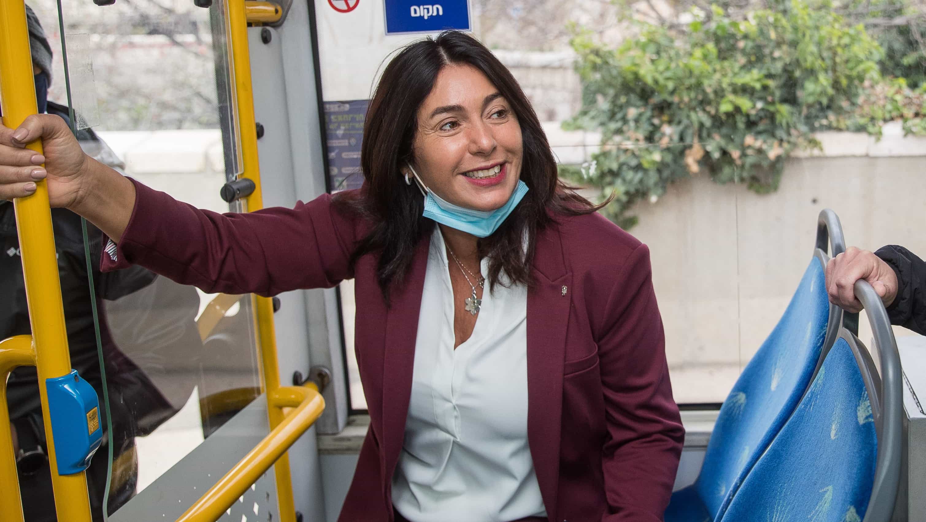 בשורה לנוסעים בפתח תקווה: שורת שינויים ושיפורים במערך התחבורה הציבורית בעיר