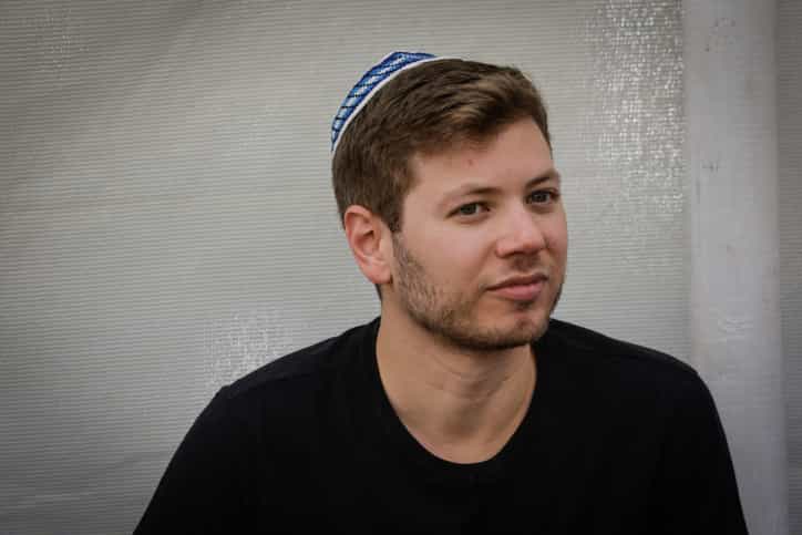מחדל: יאיר נתניהו שוהה בחו"ל תחת מעקב של חוקרים פרטיים - השב"כ לא מונע זאת | מוטי קסטל