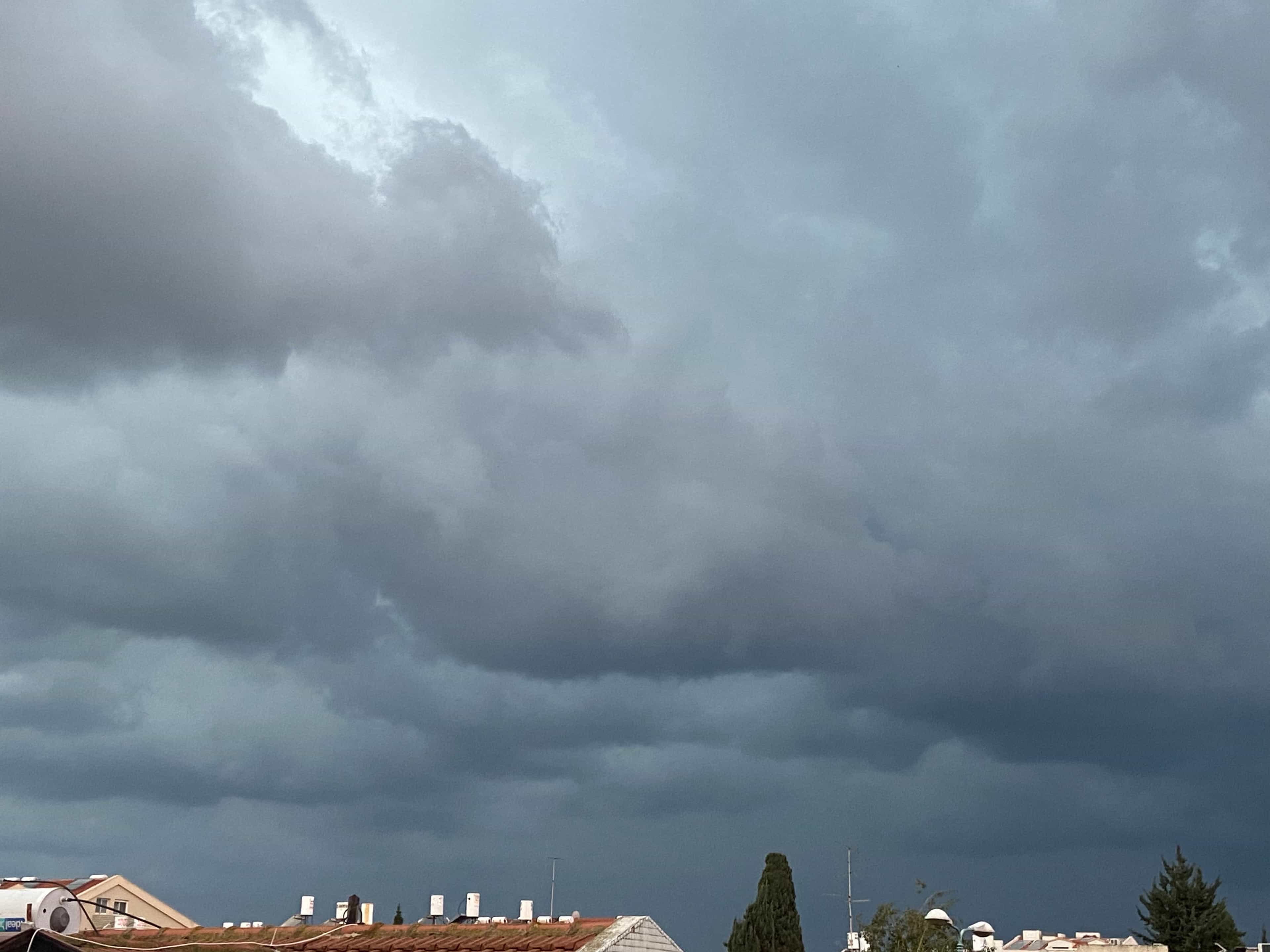 הסתיו משנה כיוון: הגשם חוזר, הטמפרטורות יורדות – וזה מה שמחכה לנו בהמשך השבוע | התחזית המלאה