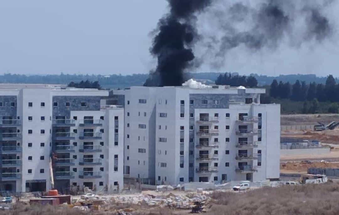 שריפה פרצה בגג מבנה באשקלון - לא כתוצאה מנפילה או פגיעה