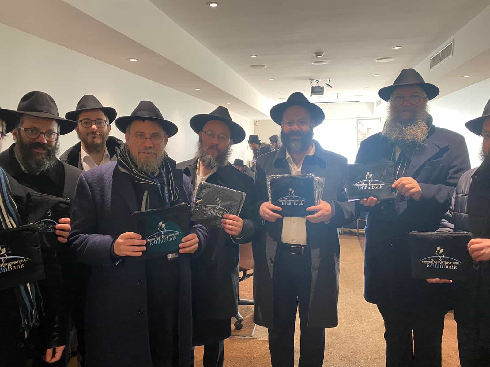 השלוחים שבו מהכינוס בניו יורק עם 120 זוגות תפילין במתנה ליהודי אוקראינה המדממת