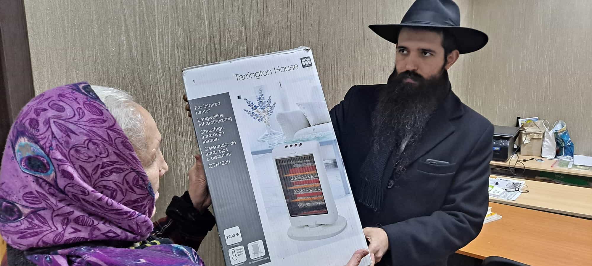 בצל הפסקות חשמל נרחבות במולדובה: הרבנית בת ה-90 חילקה שמיכות לניצולי שואה