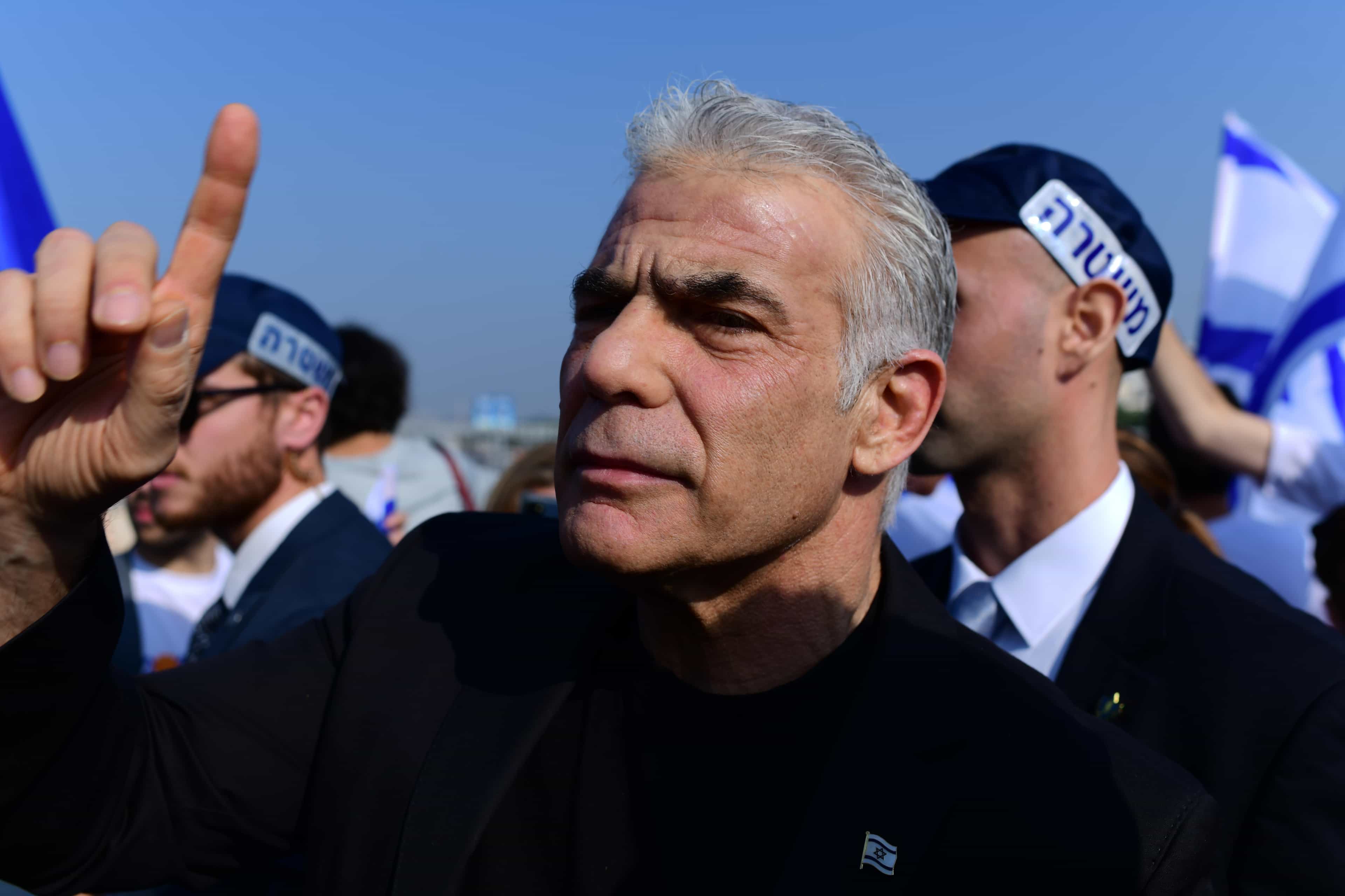 ראש ממשלת המעבר יצא להפגין נגד רה"מ הנבחר. בימין לעגו: "שמישהו יספר לו שסיימו לספור את הקולות"