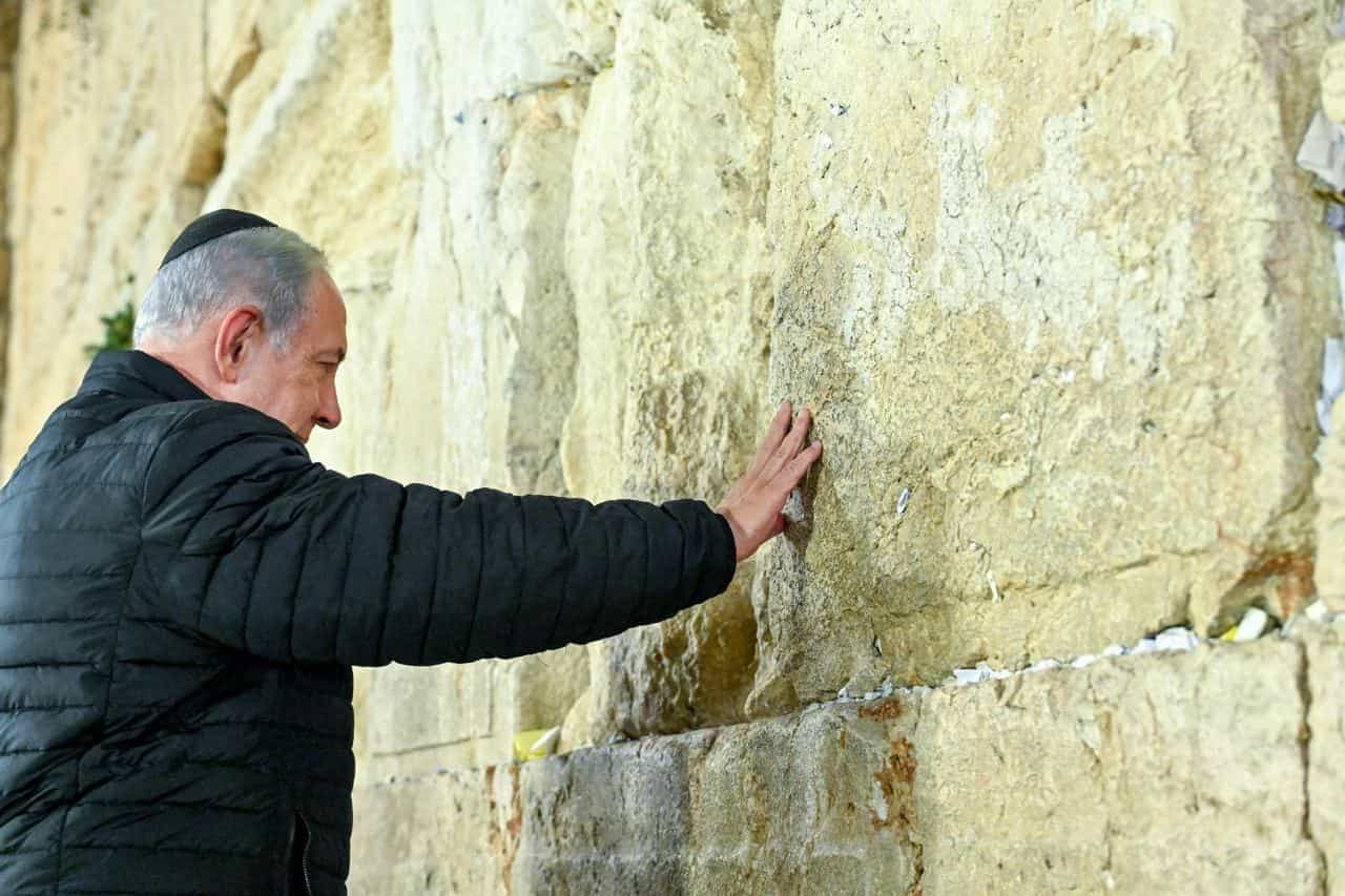 אחרי החזרה לתפקיד רה"מ | נתניהו הגיע להתפלל עם רעייתו בכותל: "כור מחצבתנו"