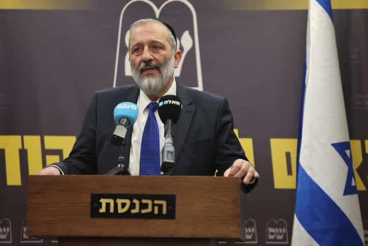 ש״ס מגיבה ללפיד: "נכנע לחיזבאללה"