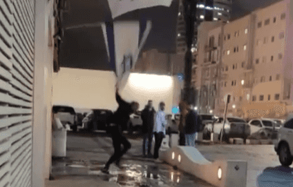 "לאומן ערבי סטודנט ביום ומחבל בלילה - תולש את דגל ישראל" | צפו בפתיחת חודש הרמדאן בחיפה