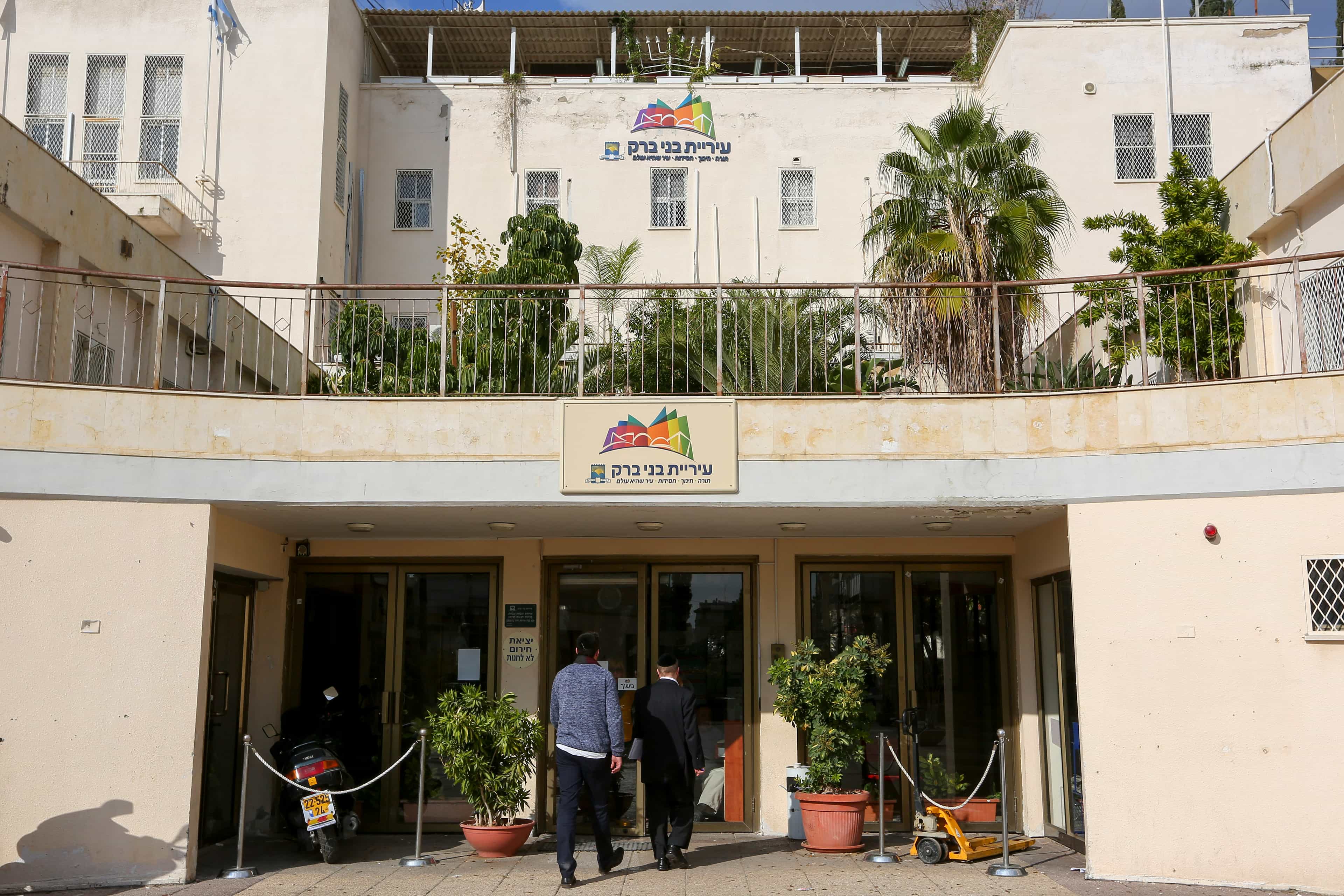 ראש עיריית בני ברק ביקר את המשפחות שפונו בעקבות פגיעות הרסיסים שנפלו בעיר