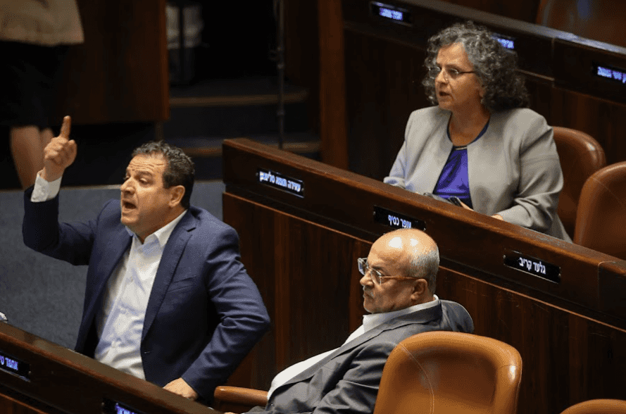 דיון סוער בהדחת איימן עודה | כמעט מכות בין כסיף לח"כ ואטורי - צפו