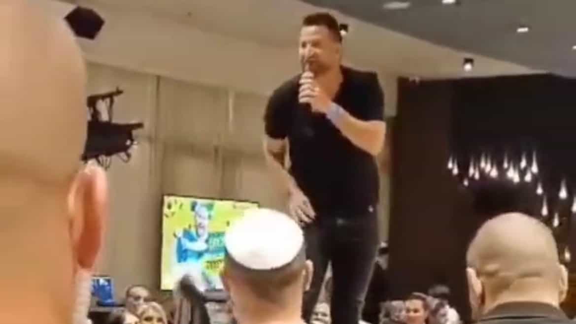 "ביבי, כשהתחלת בפוליטיקה - וסרלאוף עוד ינק": הבדרן גיא הוכמן בערב גיבוש הקואליציה | צפו