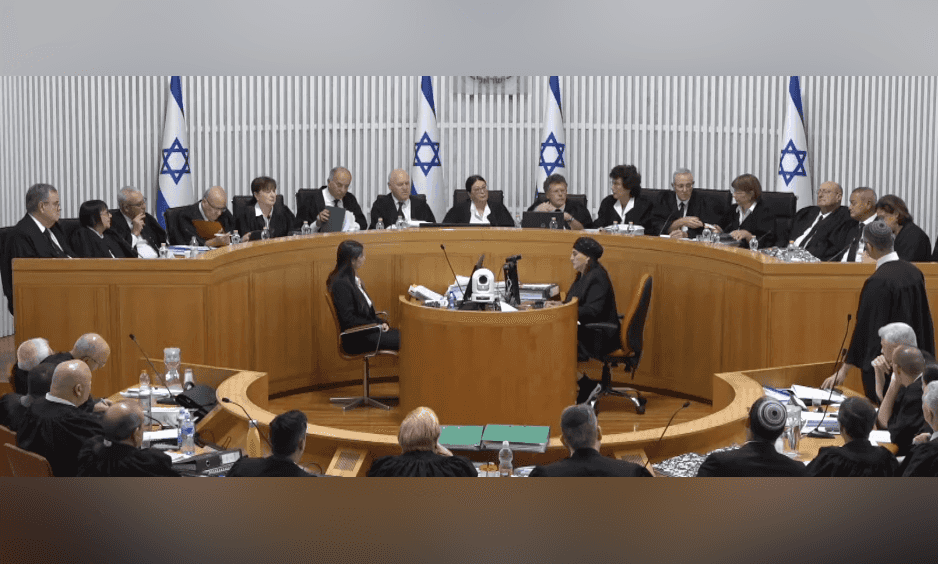 יריב לוין: "מגנה בכל תוקף את ניפוץ החלון בבית המשפט העליון"