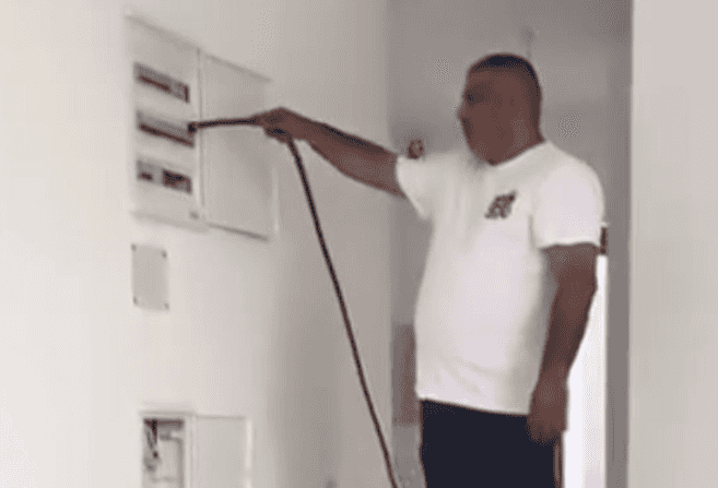 שפך מים לארון החשמל: כתב אישום נגד הערבי שסיכן דיירים בראש העין
