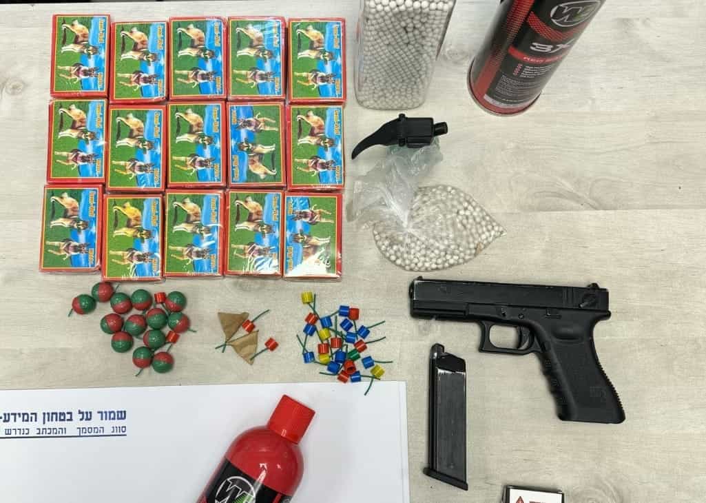 תושב אלעד נעצר בחשד להחזקת 1000 נפצים ואקדח איירסופט