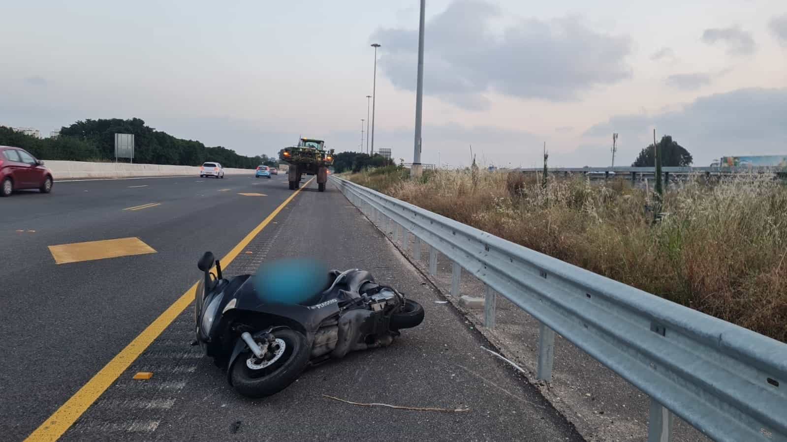 רוכב אופנוע נפגע מרכב בעיר לוד