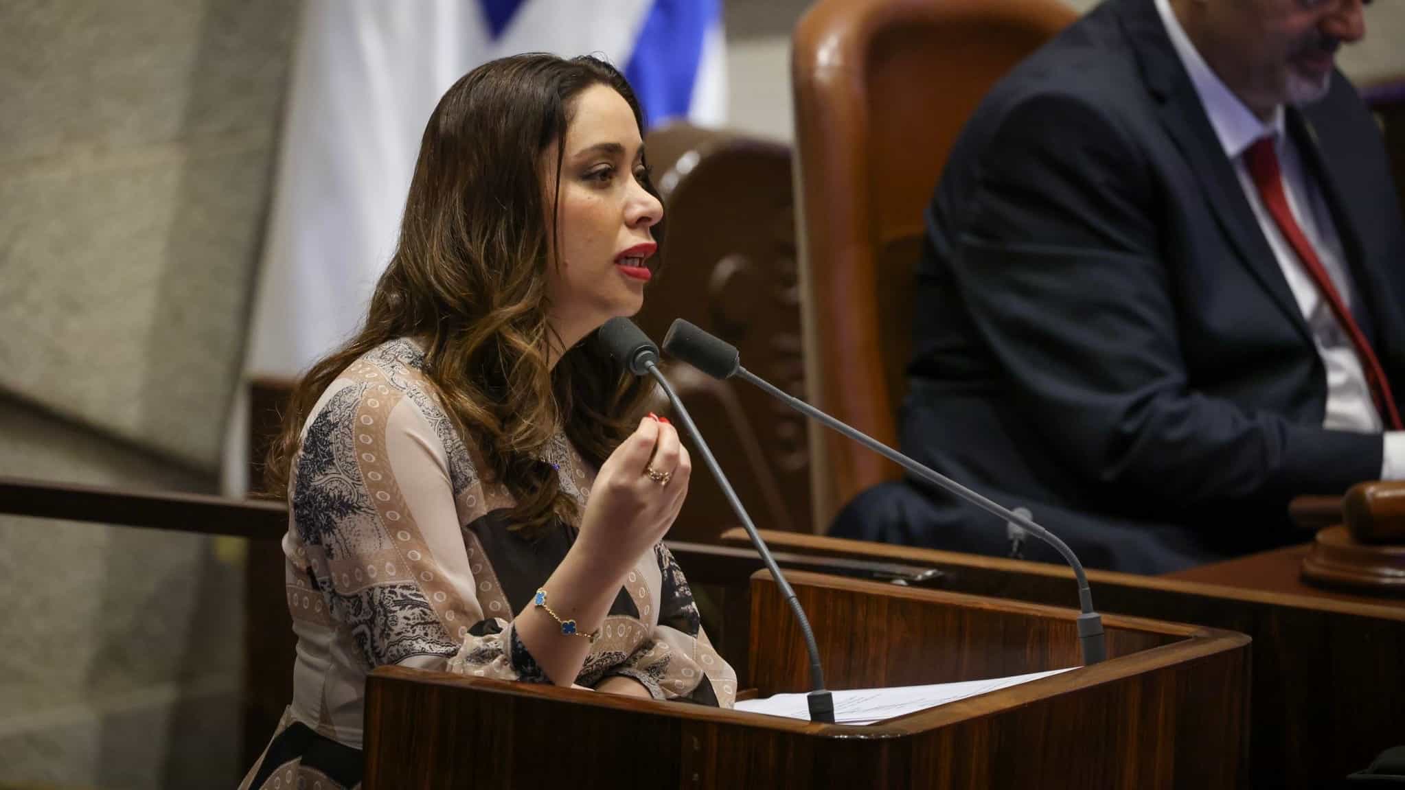מאי גולן: אמי רעדה לאחר החקירה - לקחתי אותה הביתה והזמנתי רופא