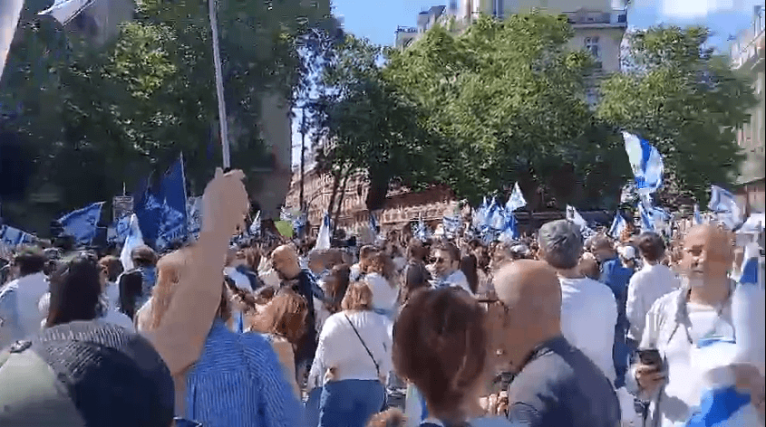 כשברקע שירת "ירושלים של זהב": יהודי צרפת במפגן תמיכה בישראל | צפו