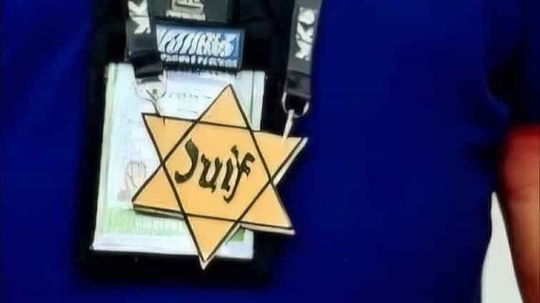יהודי התייצב עם טלאי צהוב בתערוכה המחרימה אותנו בצרפת: ״אני נגעל מהם״ | צפו