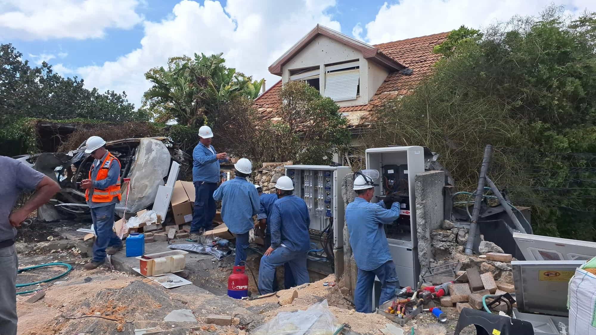 לוחמי חברת החשמל תיקנו תקלות והחזירו החשמל ביישובים שנפגעו מנפילות | צפו
